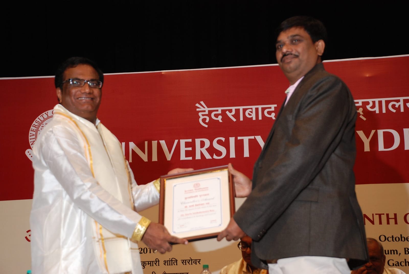 Darla Venkateswara Rao receiving the Chancellor’s Award