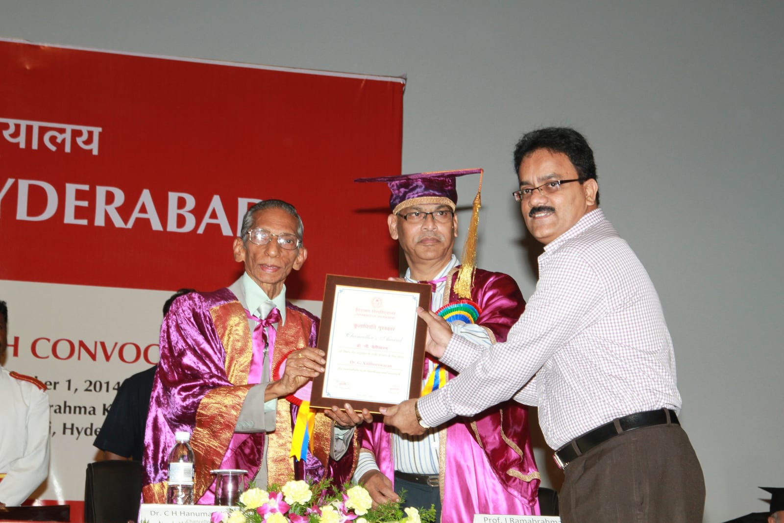G Vaitheeswaran receiving the Chancellor’s Award