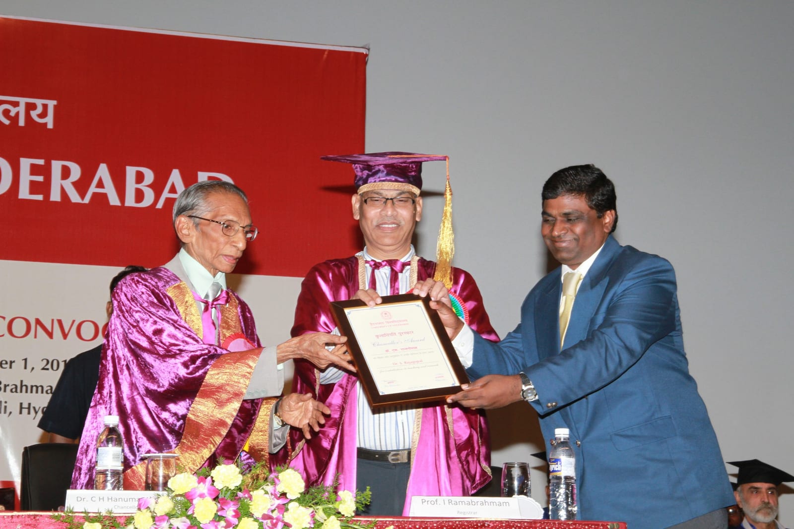 Subramanyam Rajagopal receiving the Chancellor’s Award